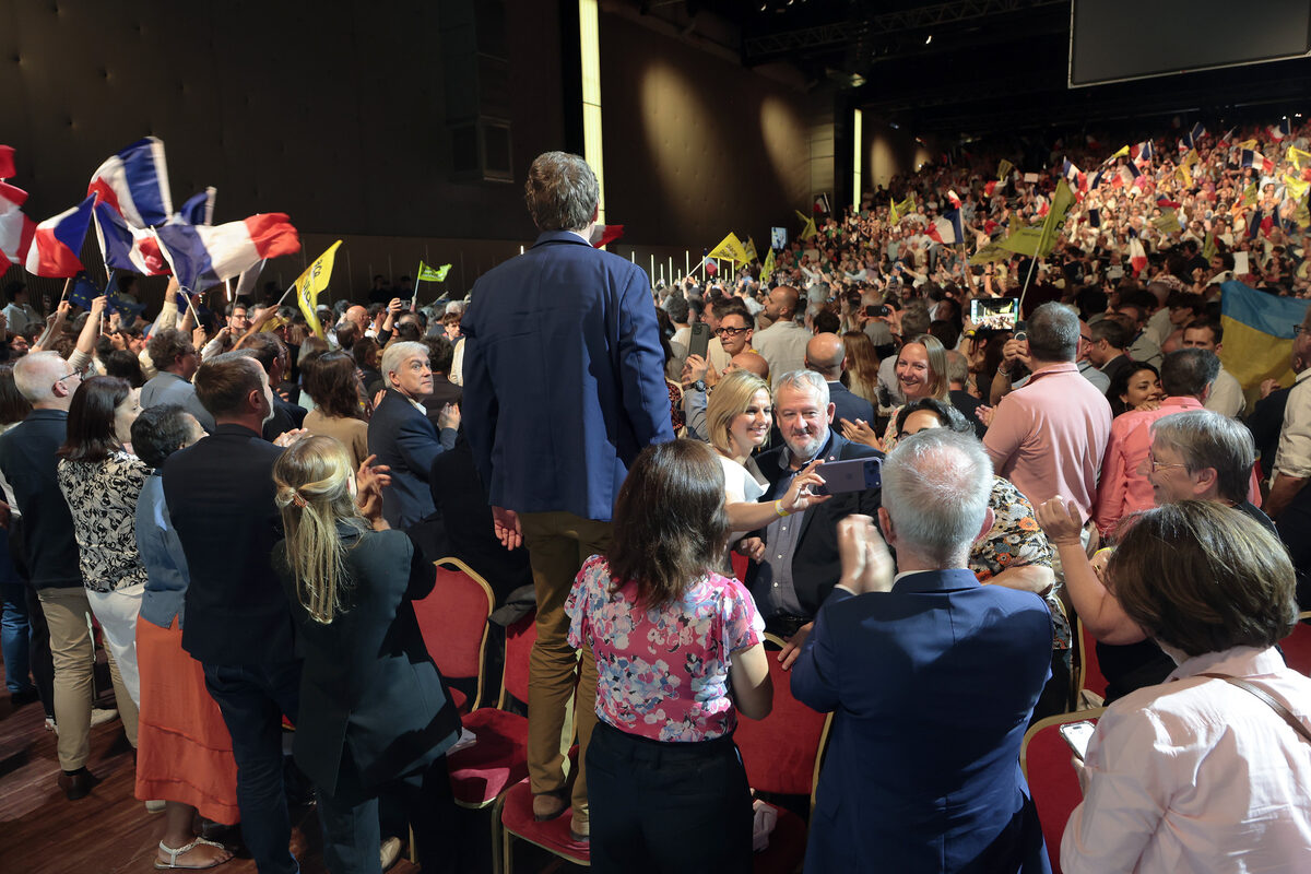 Militants rassemblés lors d'un meeting de campagne
